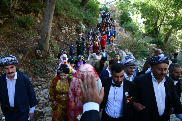 AK Partili gençlik kolları başkanı aşiret düğünüyle evlendi! Takılan takı dudak uçuklattı