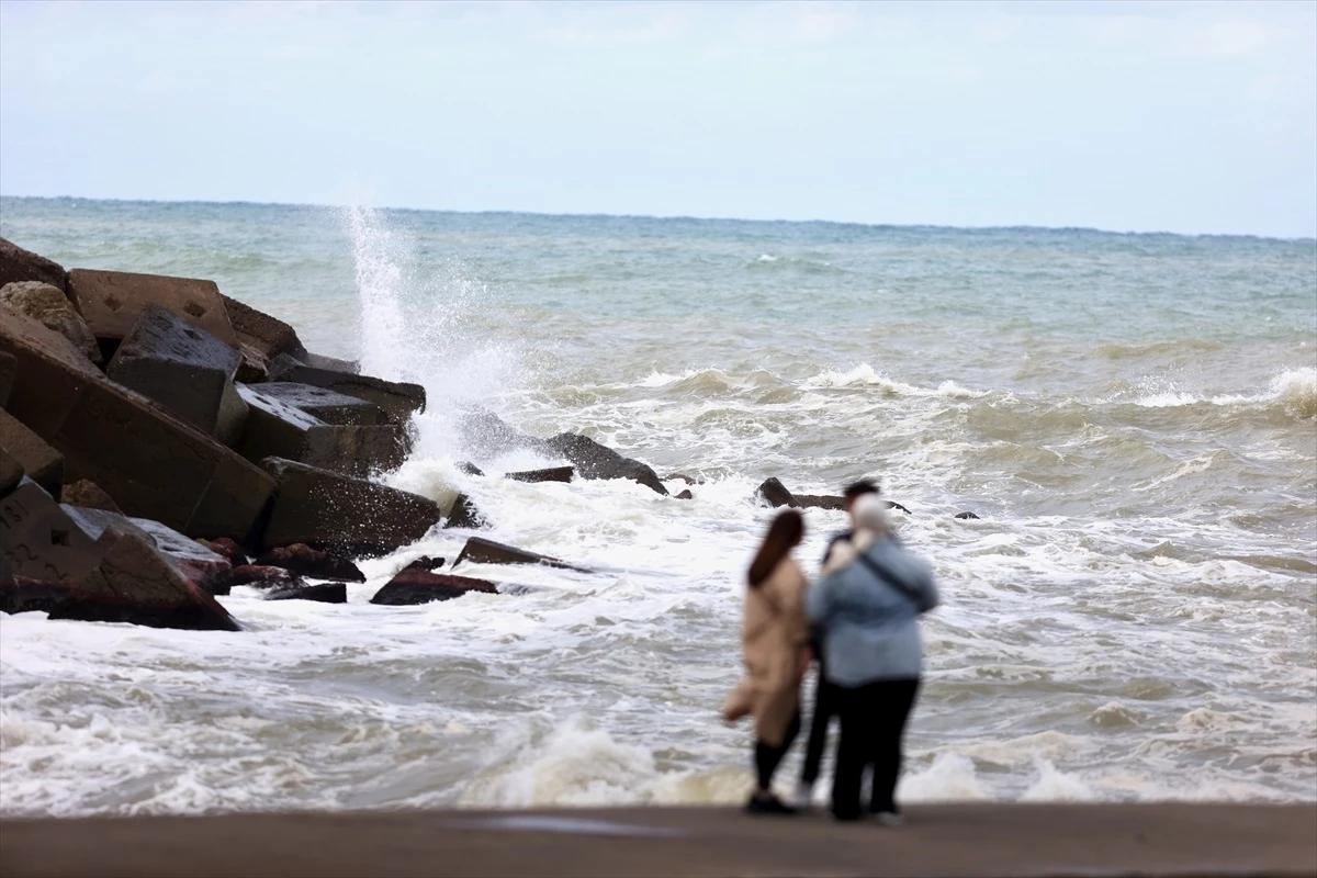 Akçakoca\'da Kuvvetli Rüzgar Nedeniyle Balıkçılar Limana Demirledi