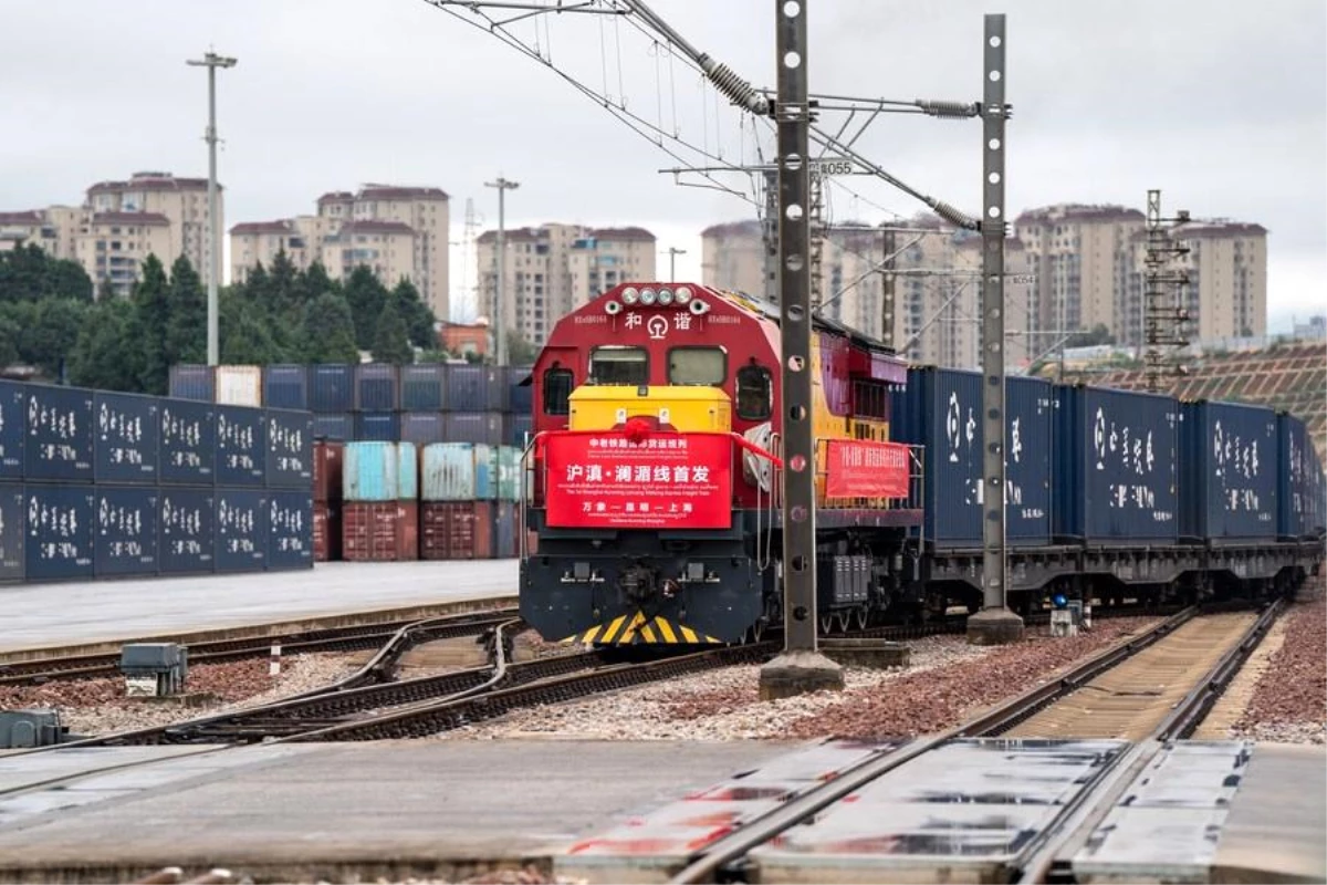 Çin ve Laos Arasında Yük Treni Seferleri Başladı