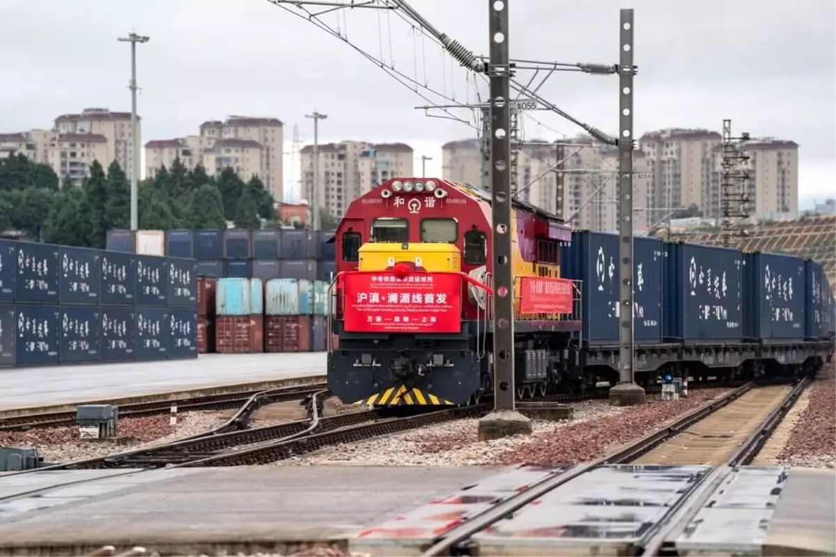 Çin ve Laos Arasında Yük Treni Seferleri Başladı