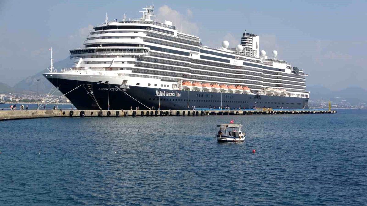 İsrail\'deki savaş nedeniyle lüks kruvaziyer gemisi rotasını Alanya\'ya çevirdi