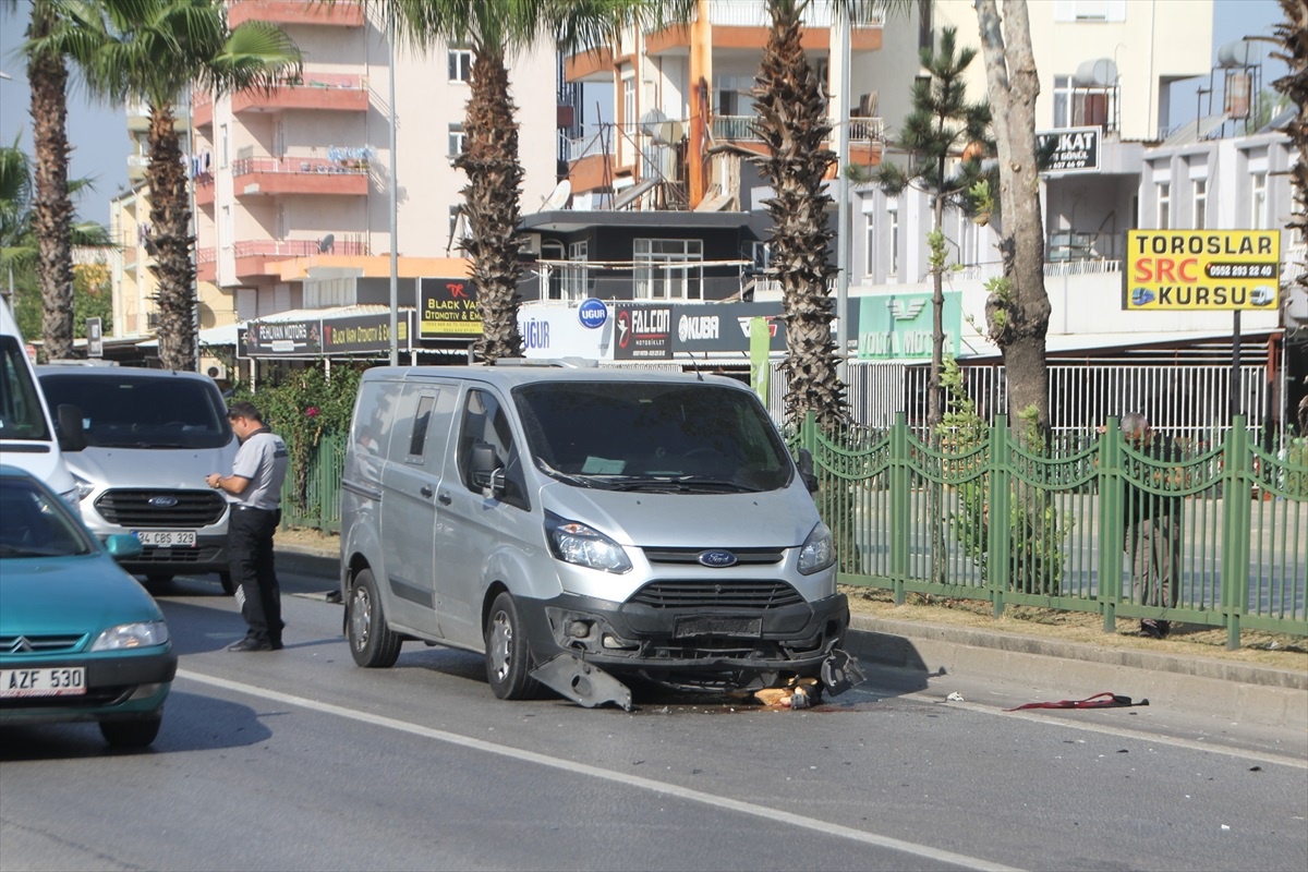 Antalya\'da motosiklet kamyonetle çarpıştı: Sürücü ağır yaralandı