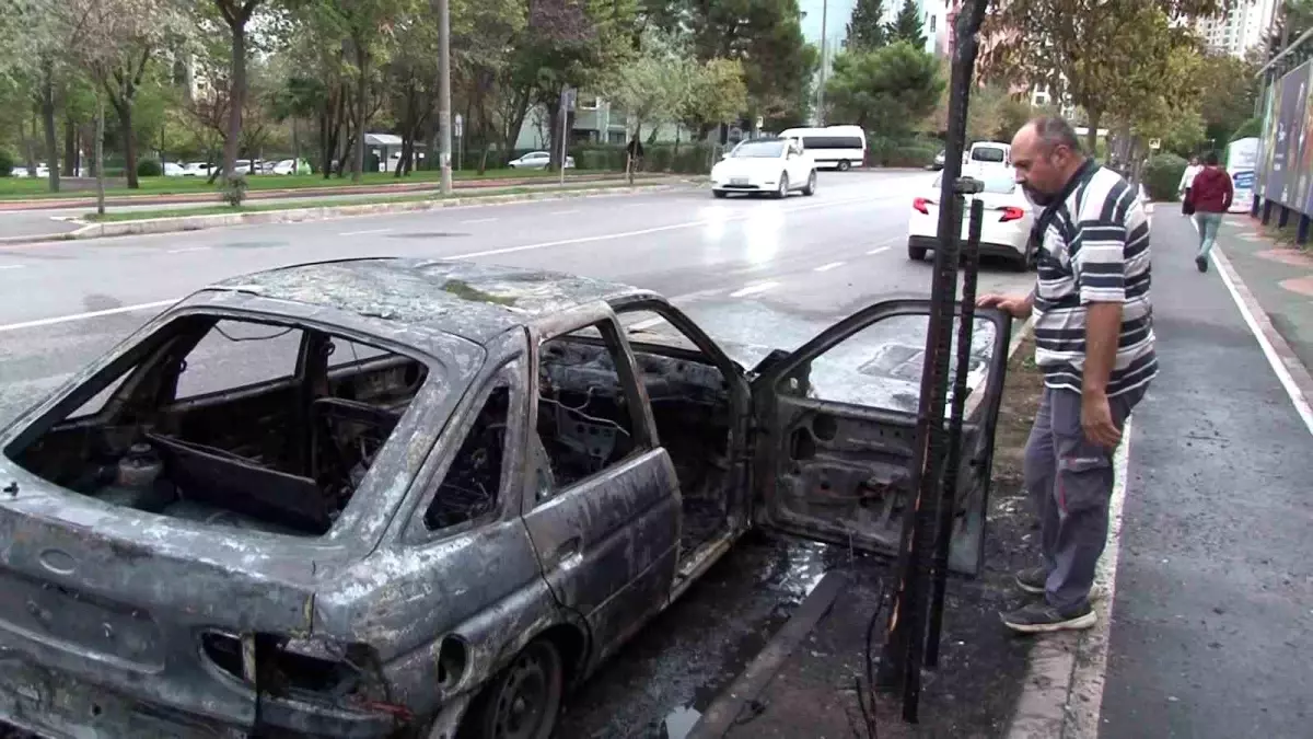 Ataşehir'de seyir halindeyken alev alan otomobil yandı