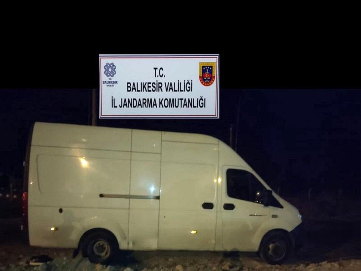 Balıkesir\'de 34 düzensiz göçmen ve 2 organizatör yakalandı