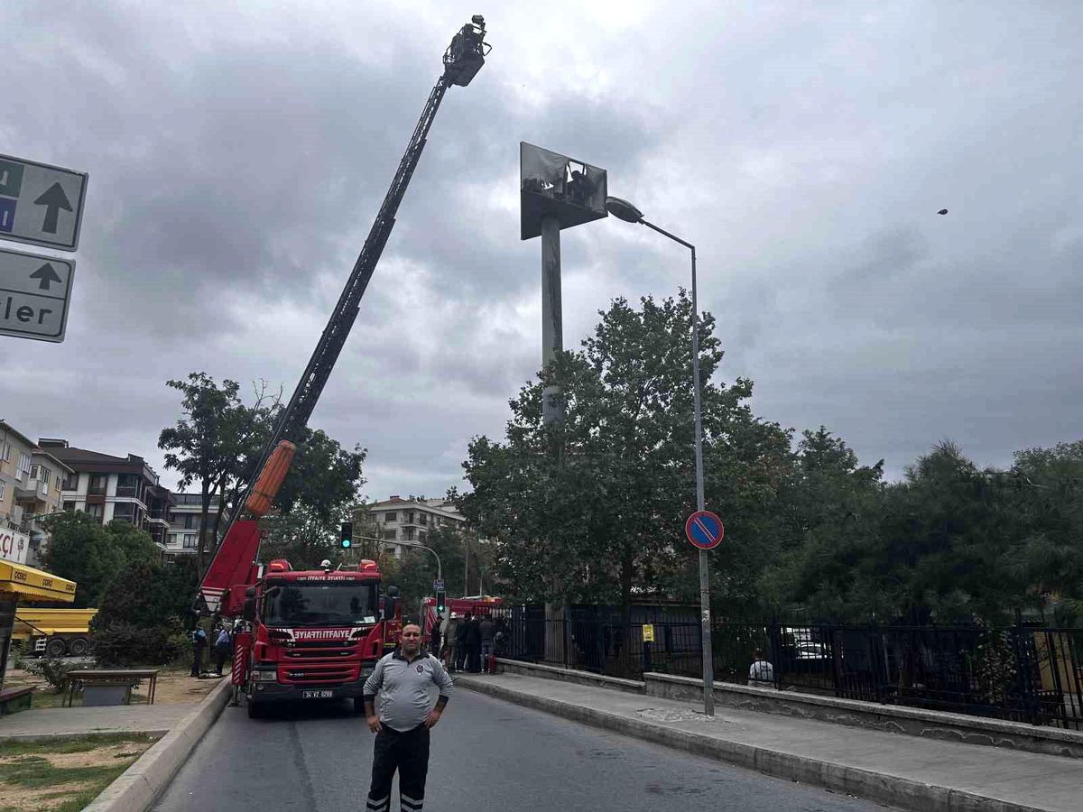 Bakırköy\'de Baz İstasyonunda Yangın Çıktı