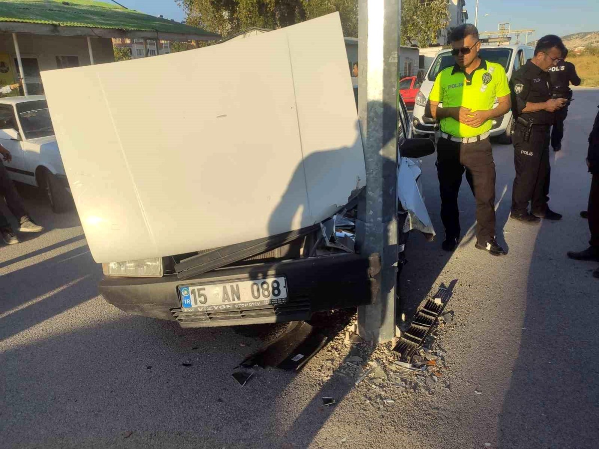 Burdur\'da Aydınlatma Direğine Çarpan Otomobilde 1 Yaralı