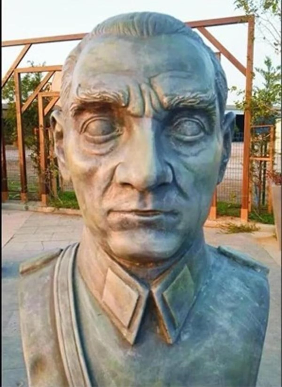 Çanakkale Kahramanları Parkı\'ndaki Atatürk Büstü Tepkilere Neden Oldu