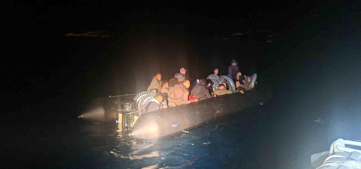 Muğla\'da 43 düzensiz göçmen kurtarıldı, 25 göçmen ve bir kaçakçılık şüphelisi yakalandı