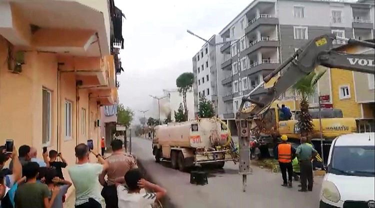 Depremin Vurduğu Hatay\'da Dinamitle Yıkılan Bina