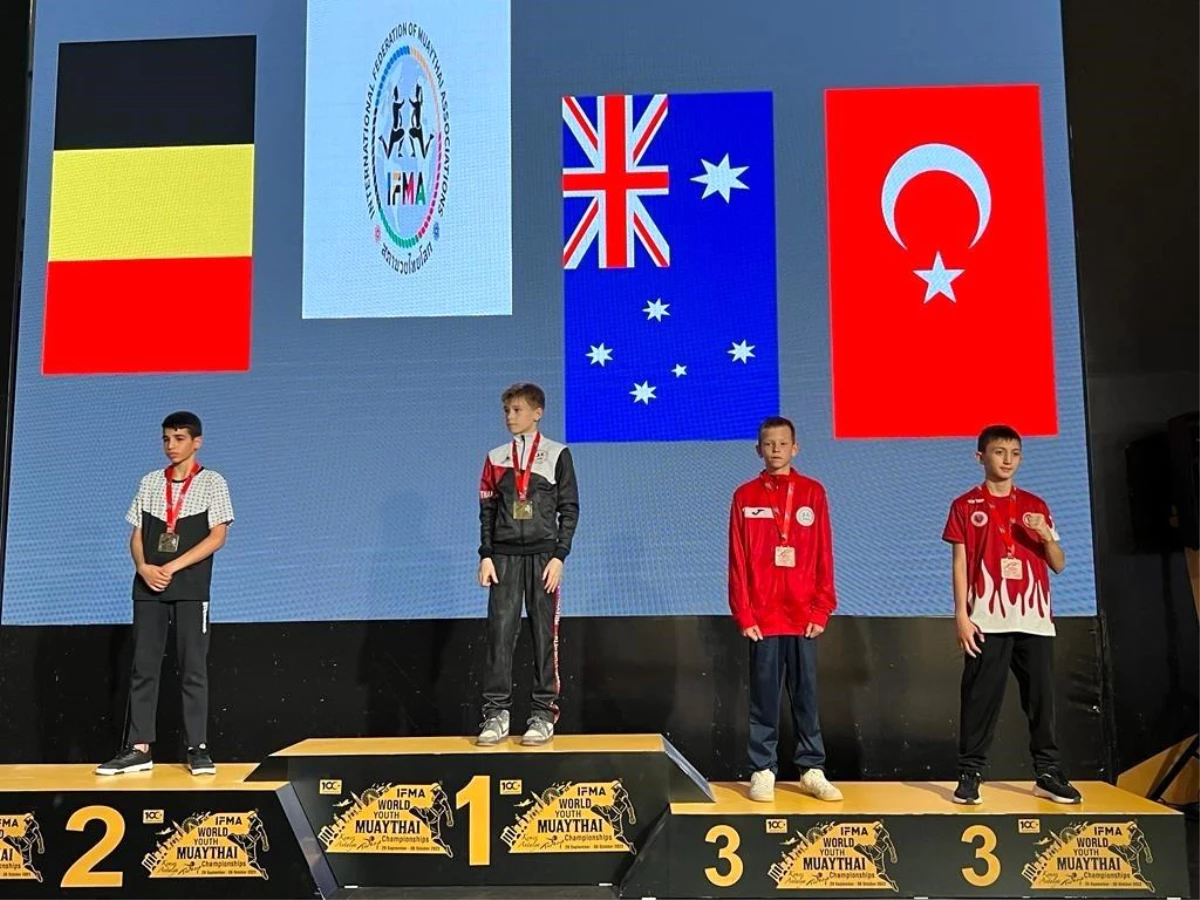 IFMA Gençler Muaythai Dünya Şampiyonası\'nda üçüncü olan Rasim Efe Karakoç, Samsun\'da coşku ile karşılandı