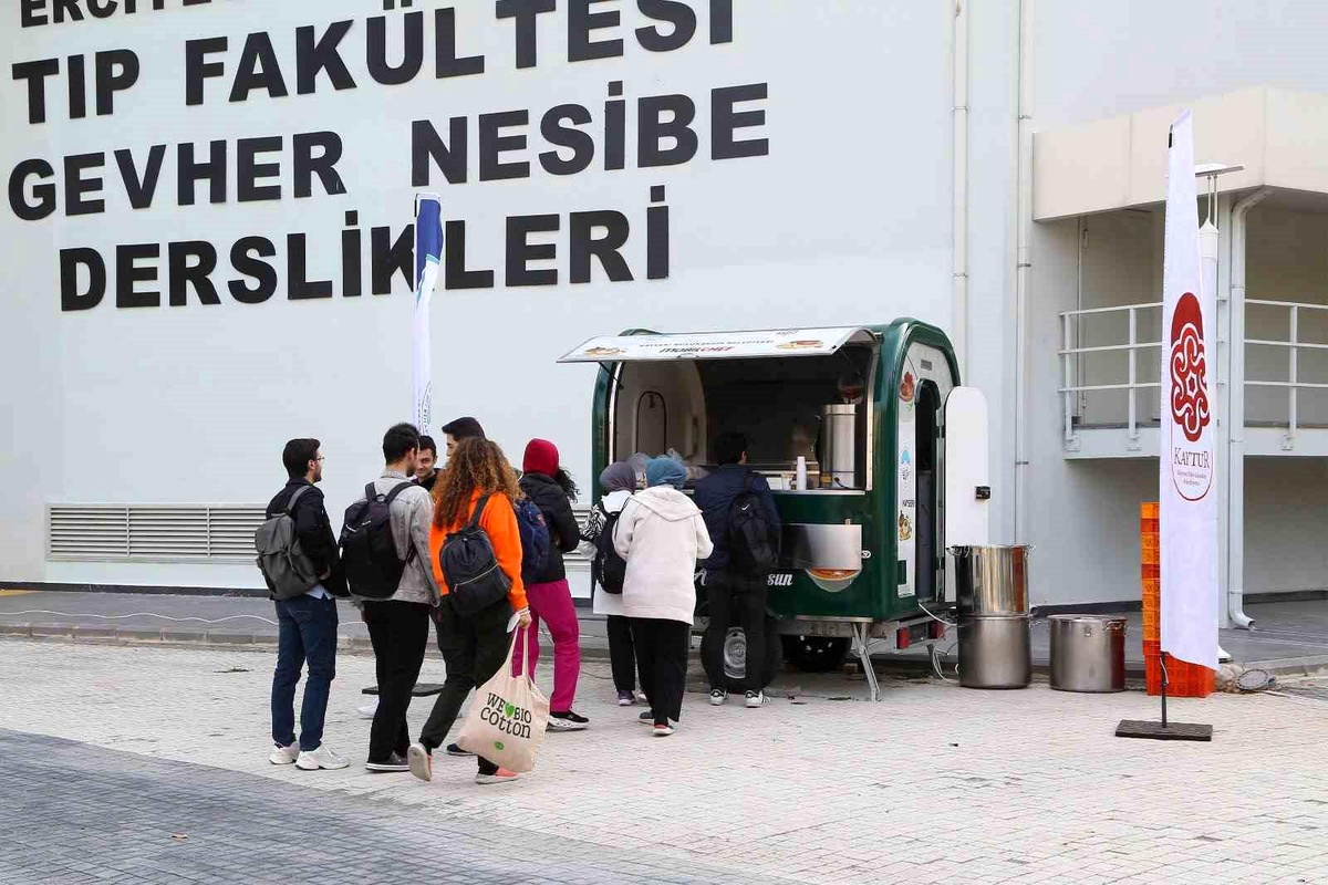 Kayseri Büyükşehir Belediyesi Üniversite Öğrencilerine Sıcak Çorba Dağıtıyor