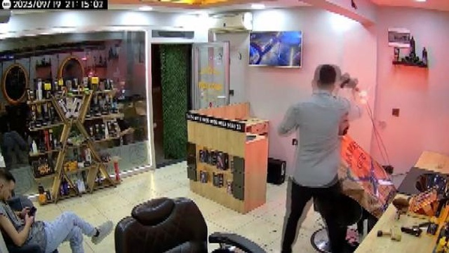 Müşterinin saçını kuruttuğu sırada fön makinesi alev aldı! Korku dolu anlar kamerada Müşterinin saçını kuruttuğu sırada fön makinesi alev aldı! Korku dolu anlar kamerada