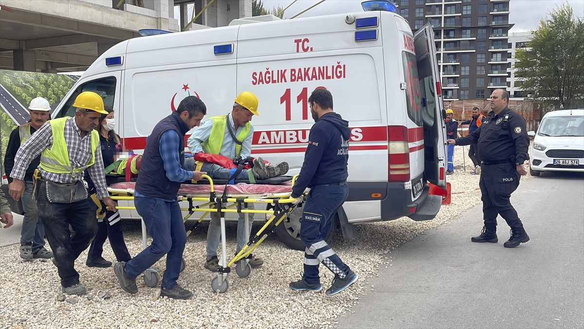 Eskişehir\'de İnşaat İşçileri Düştü: 2 Yaralı