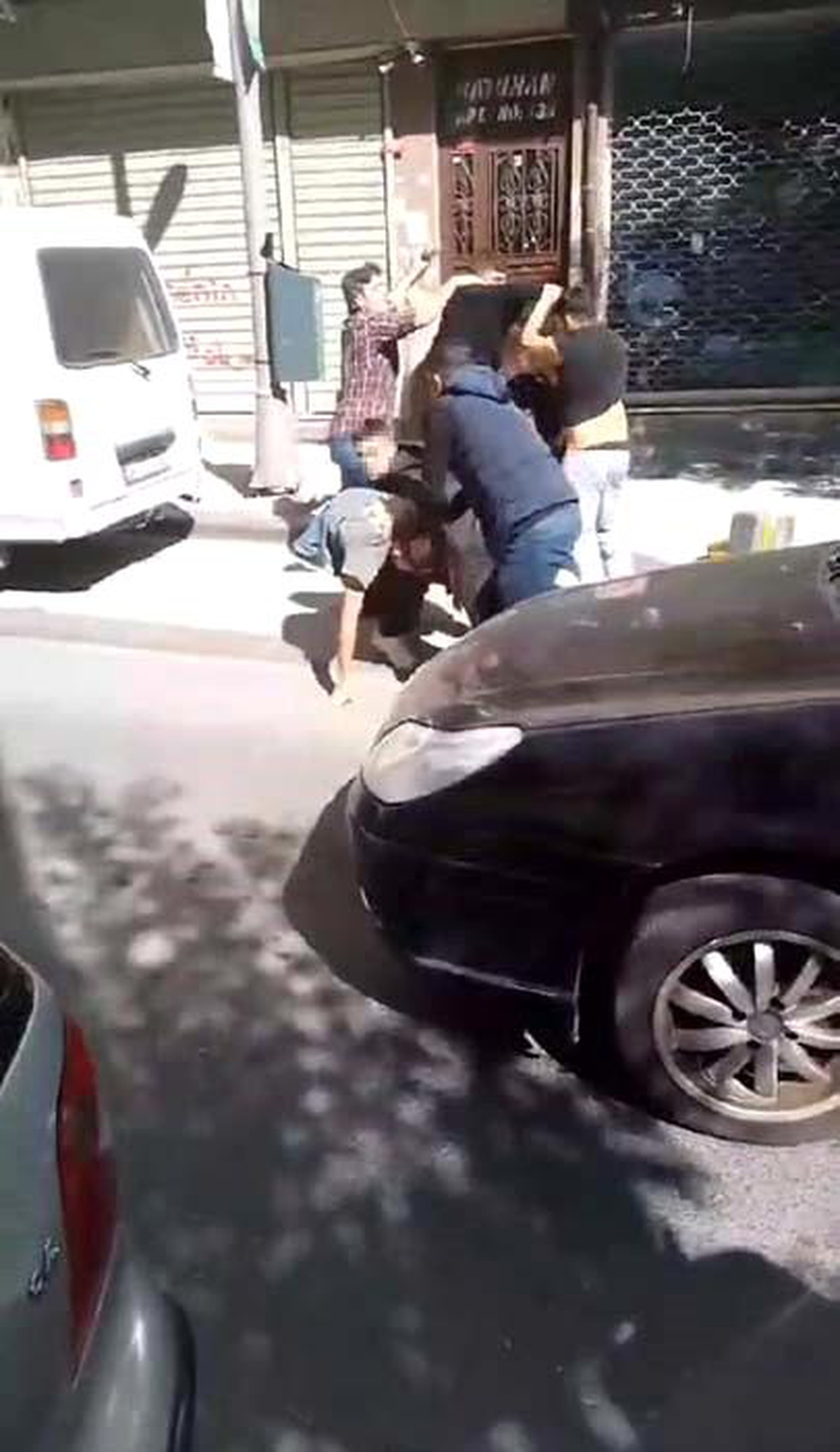 Güngören\'de Gençler Arasında Kavga: Tekme ve Yumruklar Havada Uçuştu