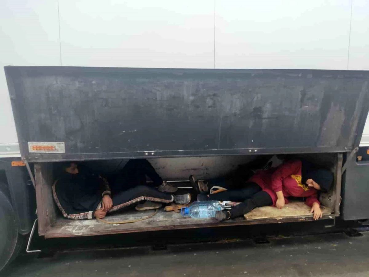 Edirne\'de tırın yemek dolabında saklanan göçmenler yakalandı