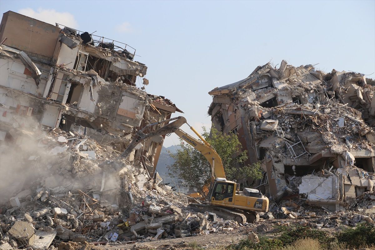 Hatay\'da depremden etkilenen binalar kontrollü bir şekilde yıkılıyor