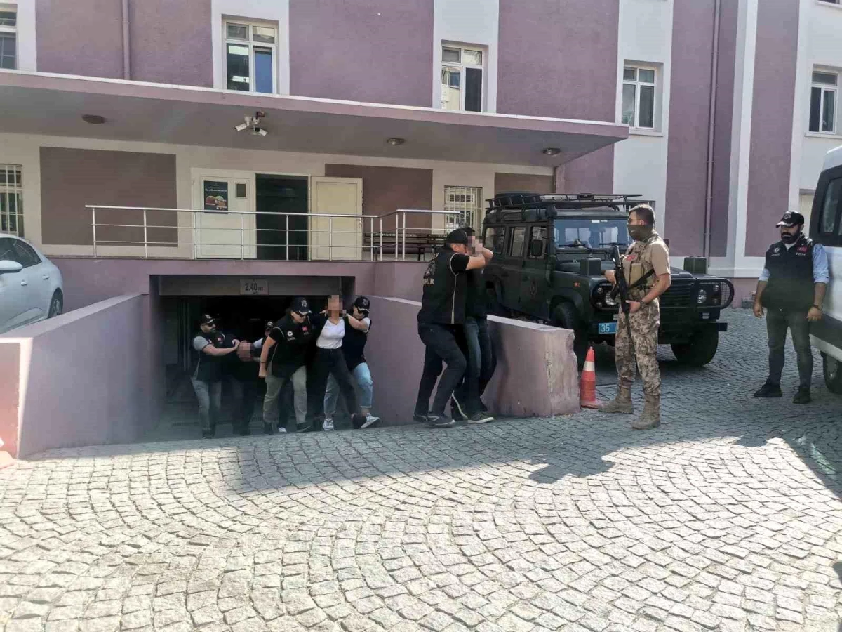 İzmir\'de PKK/KCK üyeliği şüphesiyle gözaltına alınan HDP yöneticileri adliyeye sevk edildi