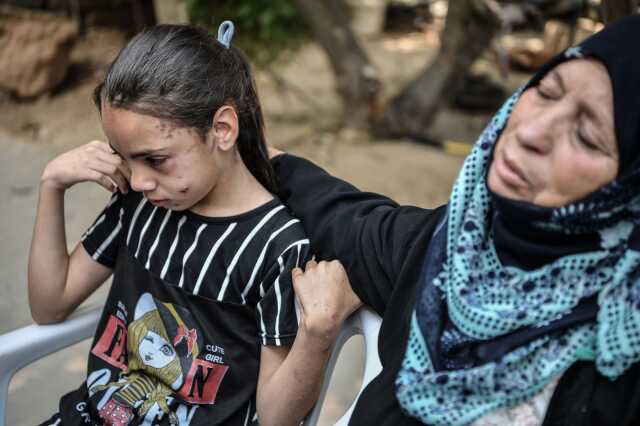 İsrail'in Gazze saldırılarında ailesini kaybeden küçük kızın gözyaşı dinmiyor İsrail'in Gazze saldırılarında ailesini kaybeden küçük kızın gözyaşı dinmiyor