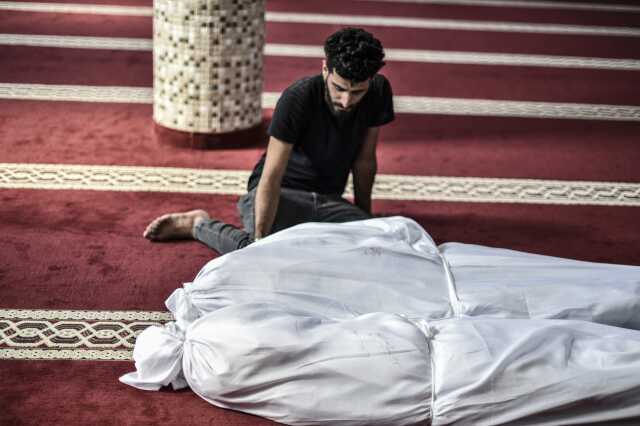 İsrail'in Gazze saldırılarında ailesini kaybeden küçük kızın gözyaşı dinmiyor İsrail'in Gazze saldırılarında ailesini kaybeden küçük kızın gözyaşı dinmiyor