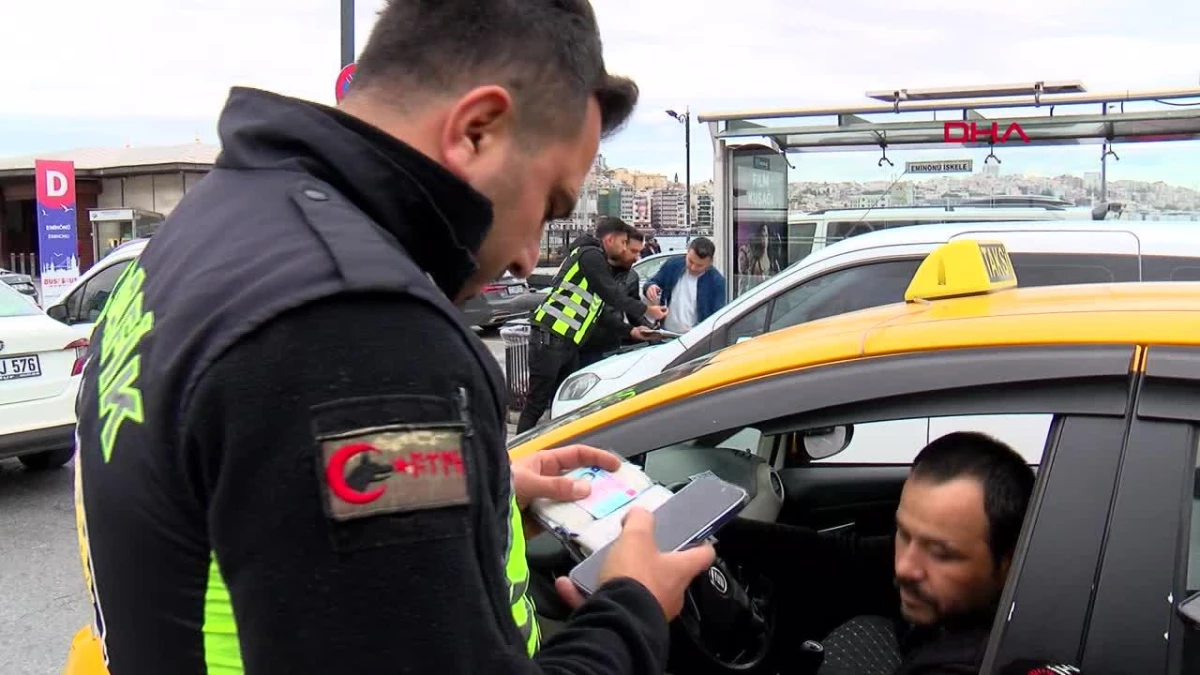 Eminönü\'nde yapılan denetimde yakalama kararı bulunan taksici gözaltına alındı