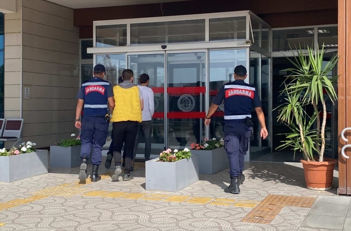 İzmir\'de 464 düzensiz göçmen yakalandı, 12 şüpheli tutuklandı