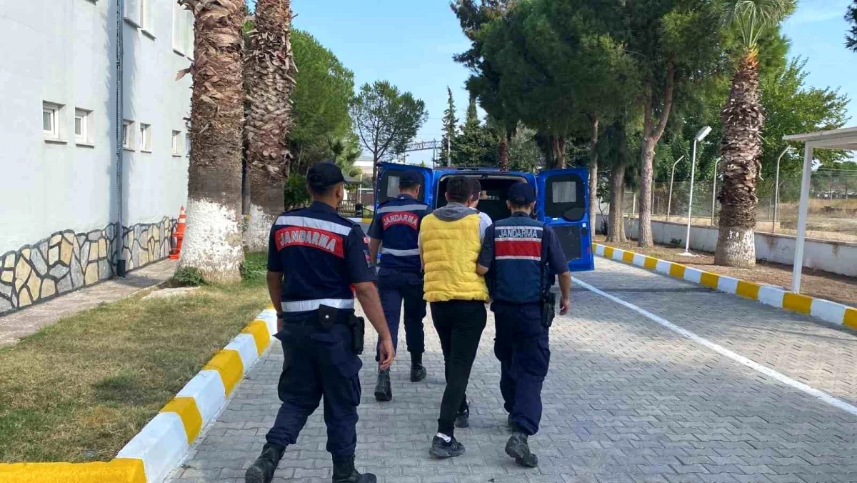İzmir\'de 464 düzensiz göçmen ve 19 göçmen kaçakçısı yakalandı