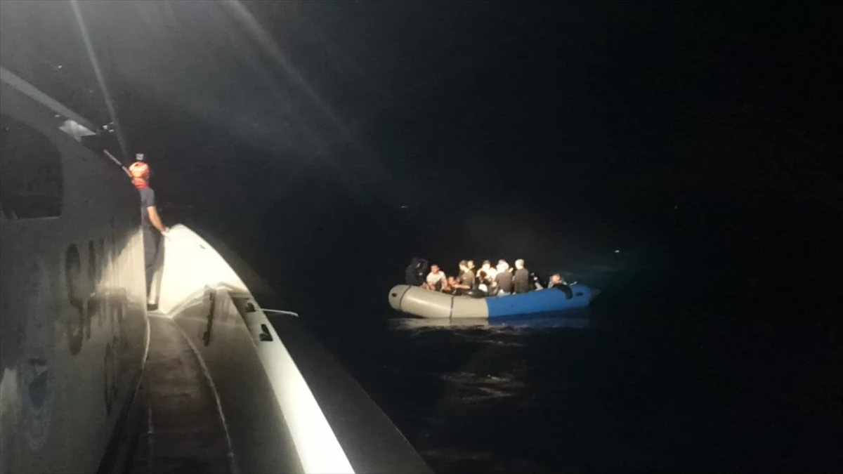İzmir\'de Yunanistan unsurlarınca Türk kara sularına itilen 54 düzensiz göçmen kurtarıldı