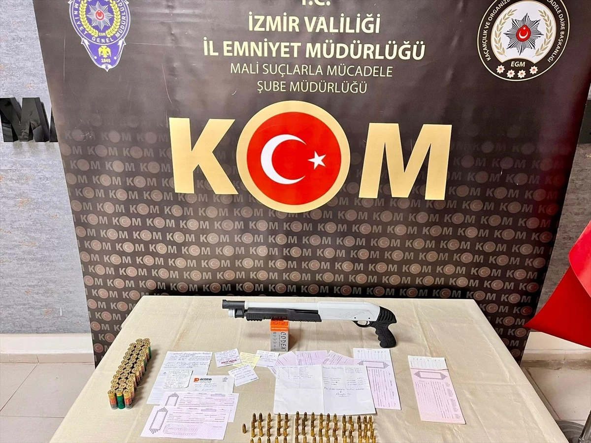 İzmir\'de Darp ve Silah Zoruyla Senet İmzalattıkları Öne Sürülen 4 Kişi Yakalandı