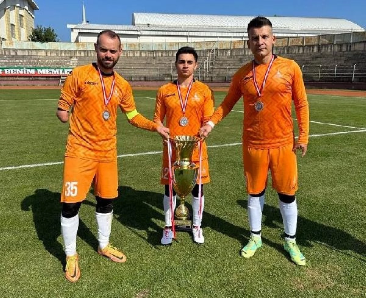 İzmir Büyükşehir Belediyesi Ampute Futbol Takımı Türkiye Kupası\'nda İkinci Oldu