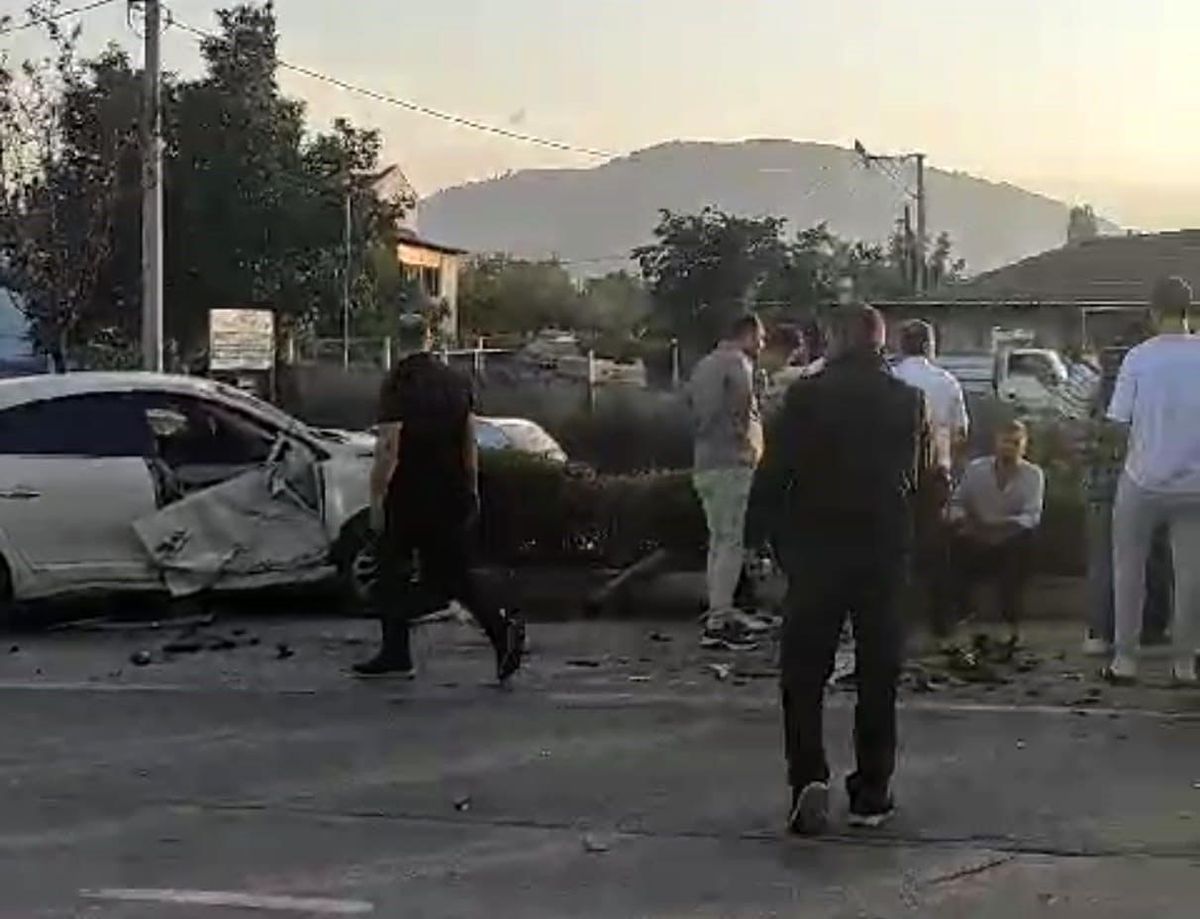 İnegöl\'de otomobil orta refüje çarptıktan sonra minibüse çarptı