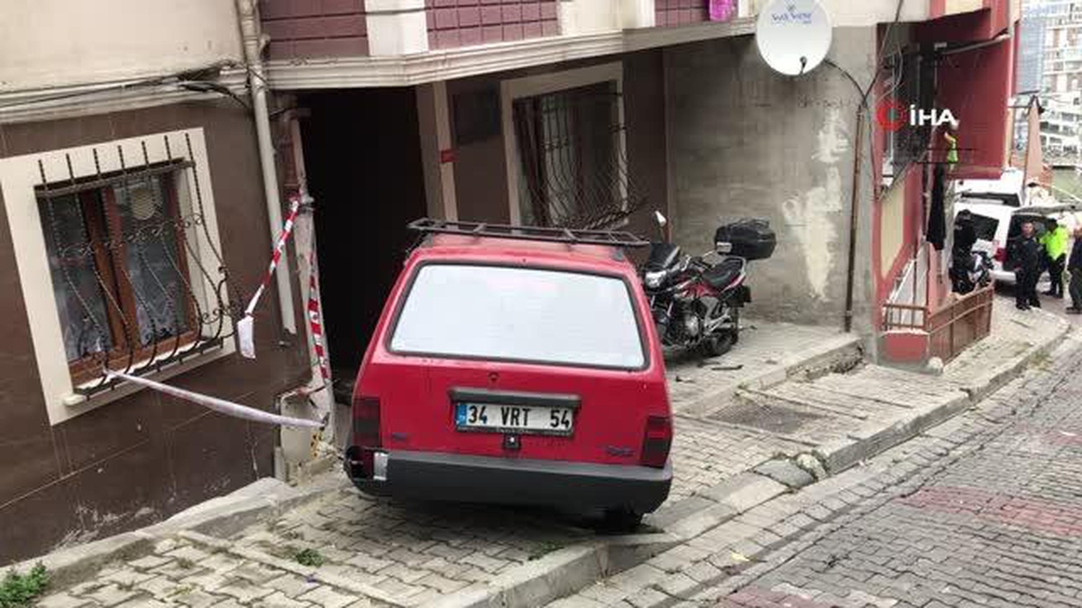 Kağıthane\'de freni tutmayan otomobil doğalgaz kutusuna ve binanın girişine çarptı