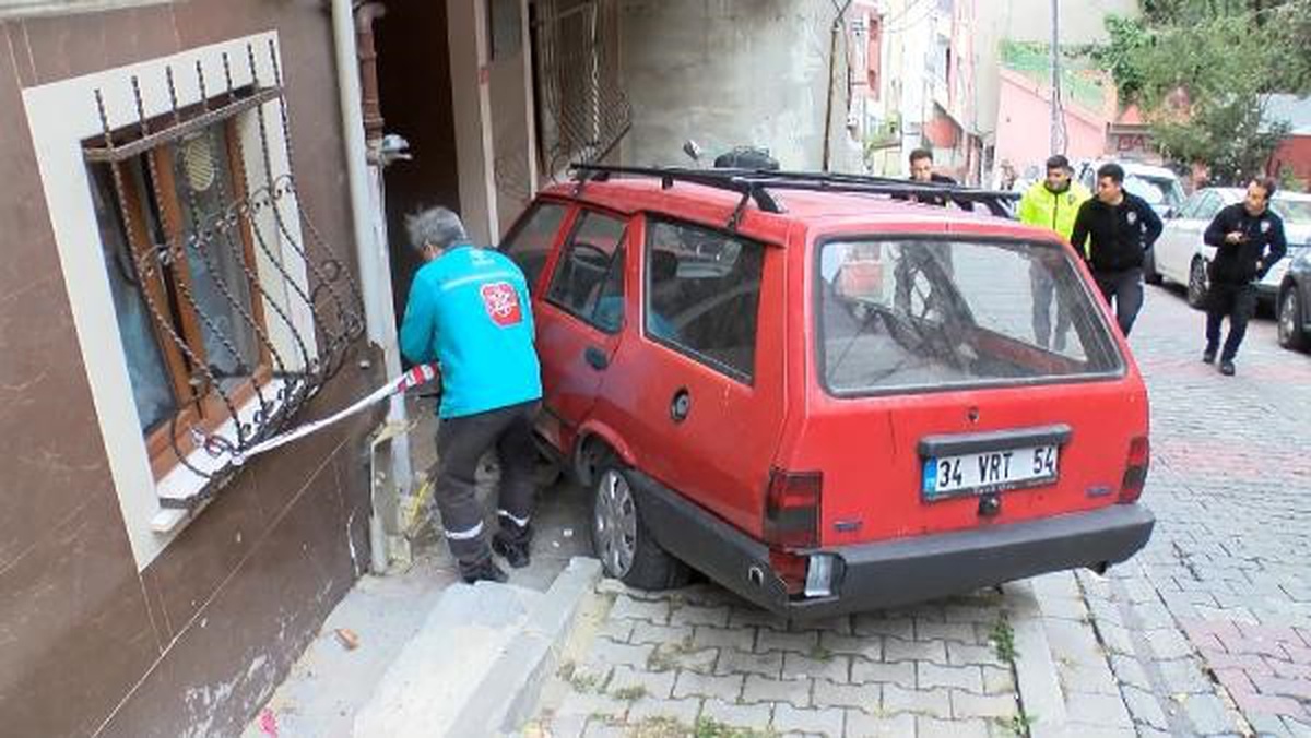 Kağıthane\'de freni tutmayan otomobil kaldırıma çıktı