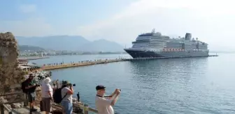 Hollanda bandıralı kruvaziyer İsrail'den ayrılarak Alanya'ya demirledi