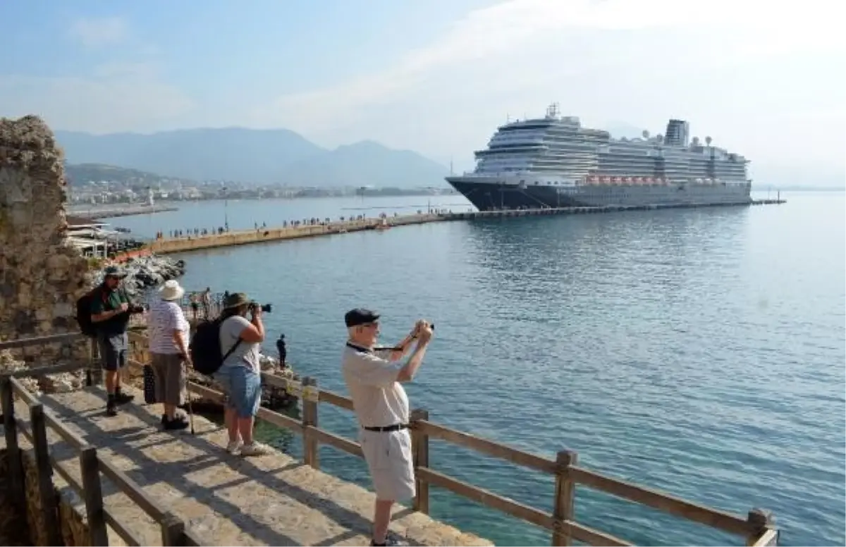 Hollanda bandıralı kruvaziyer İsrail'den ayrılarak Alanya'ya demirledi