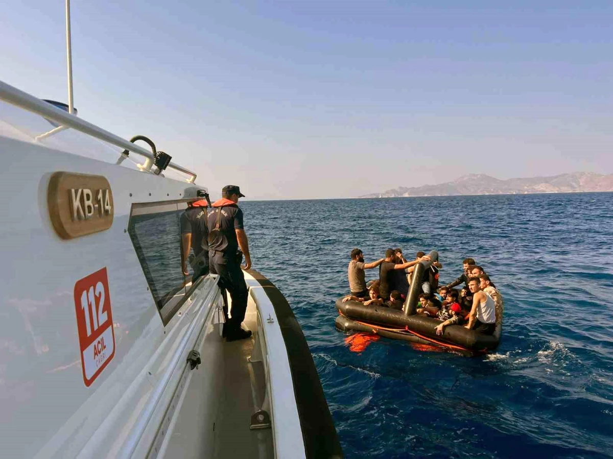 Marmaris Açıklarında Yunanistan Sahil Güvenlik Tarafından Geri İtildikten Sonra 61 Düzensiz Göçmen Kurtarıldı