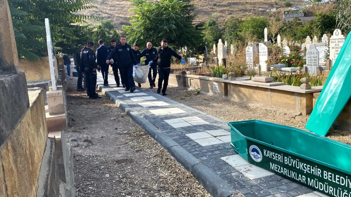 Kayseri\'de Bir Mezarlıkta Erkek Cesedi Bulundu