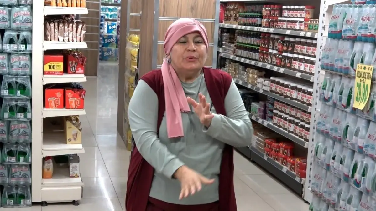 Emekli öğretmen Nimet İyice, hastaneden dönüşünde esnafın neşe kaynağı oldu