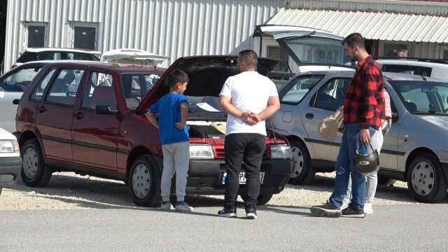 Oto pazarlarında durgunluk! 3-4 ay önce iğne atsan yere düşmüyordu, şimdi sinek avlıyorlar Oto pazarlarında durgunluk! 3-4 ay önce iğne atsan yere düşmüyordu, şimdi sinek avlıyorlar