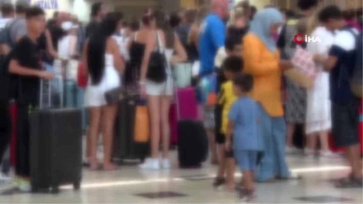 Antalya Havalimanında Kaçak Eşya Operasyonları Devam Ediyor