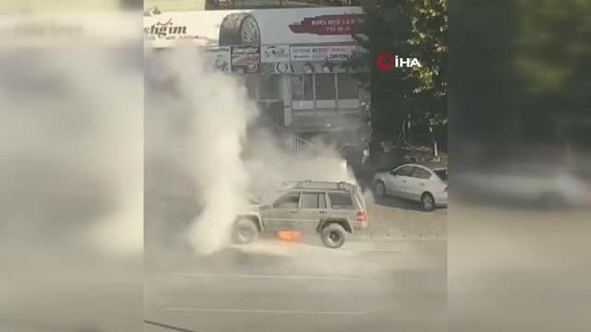 Seyir halindeki cip alev aldı, esnaf kovalarla yangına müdahale etti