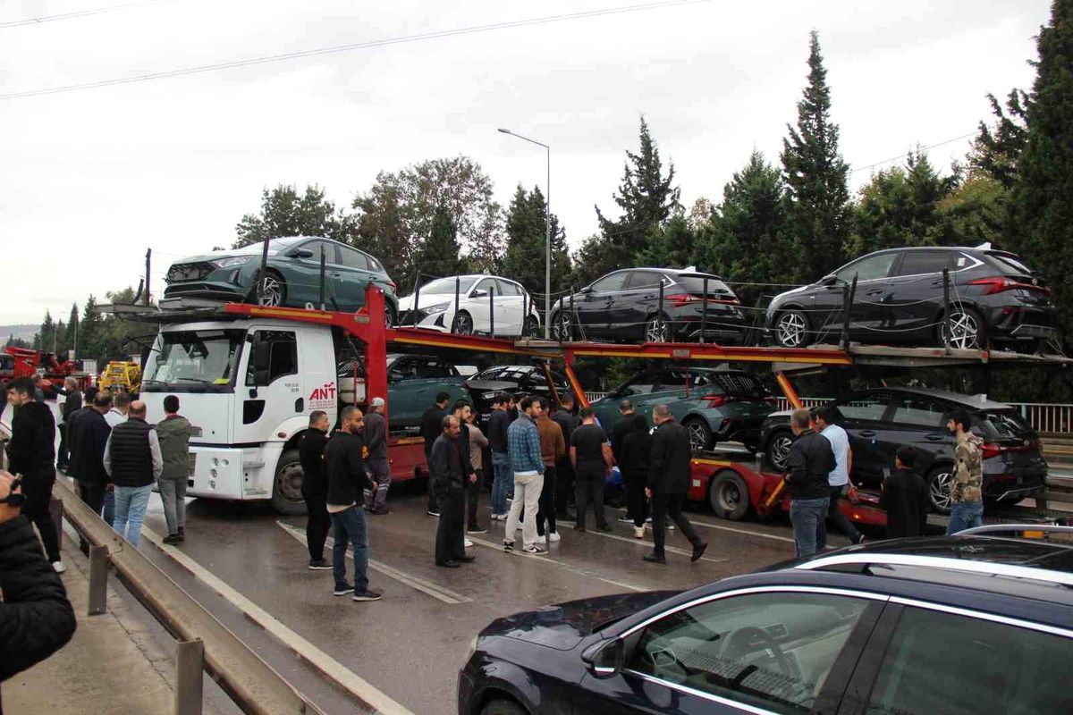 İzmit\'te Yağış Sonrası Kaza: Yüklü Tır Bariyerlere Çarptı