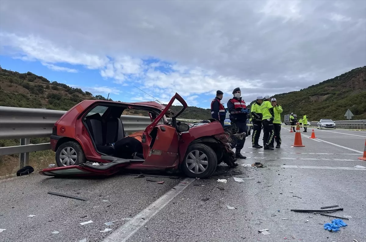 Sinop\'ta Otomobilin Kamyona Çarpması Sonucu 4 Kişi Öldü, 1 Kişi Yaralandı