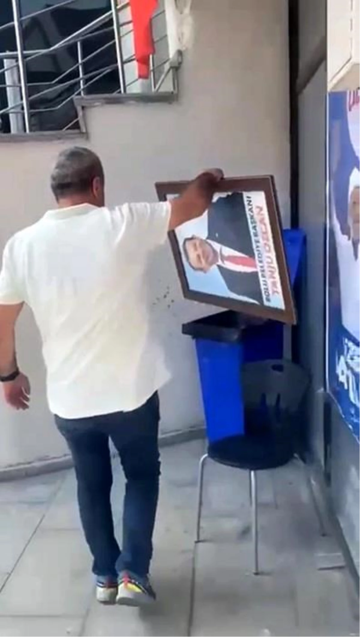 Bolu Belediye Başkanı Tanju Özcan\'ın fotoğrafı çöpe atıldı