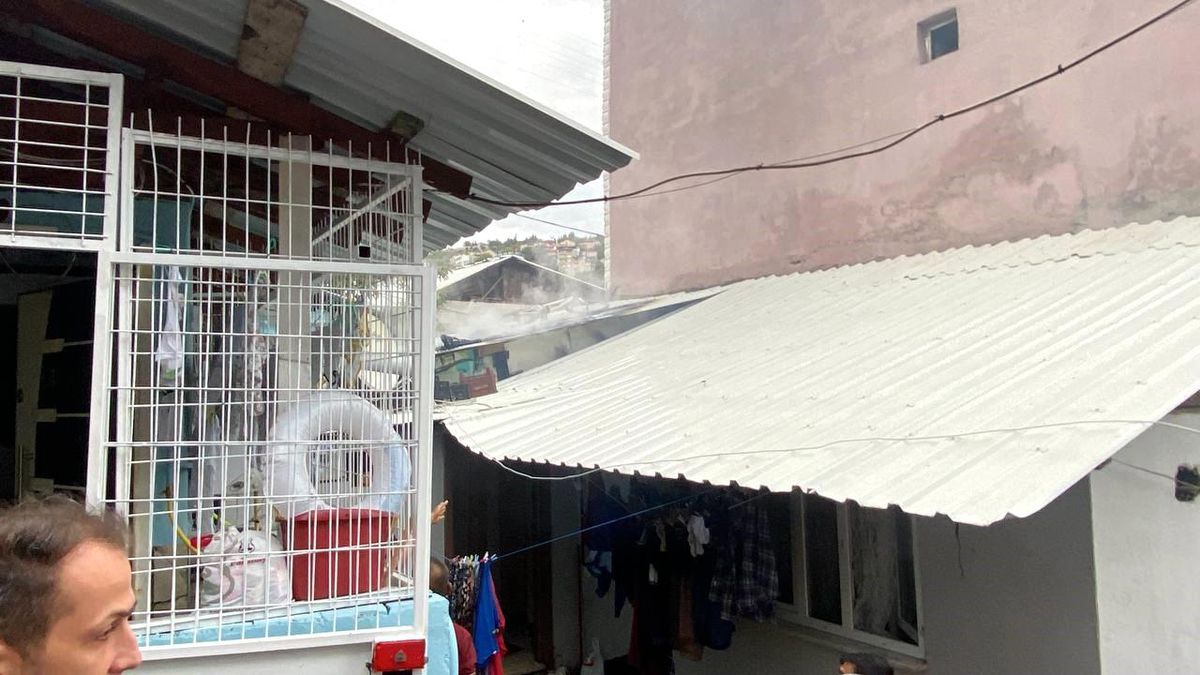 İzmit\'te bir evin çatısında çıkan yangın kısa sürede söndürüldü