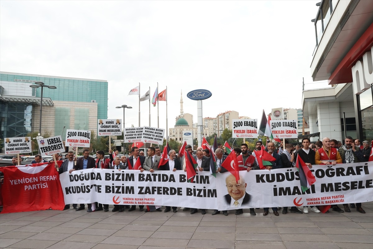 Yeniden Refah Partisi Üyeleri İsrail\'in Filistinlilere Yönelik Saldırılarını Protesto Etti