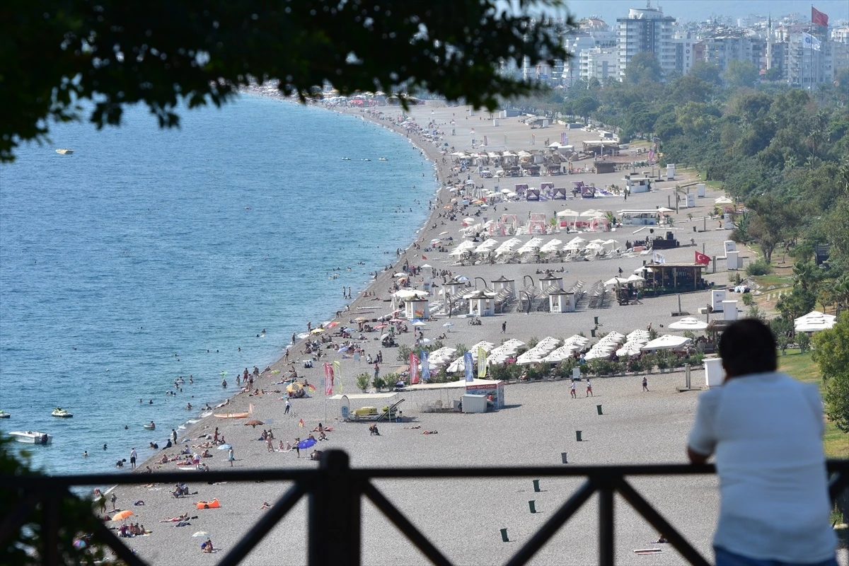 Antalya\'da Güneşli Havada Sahillerde Yoğunluk Devam Ediyor