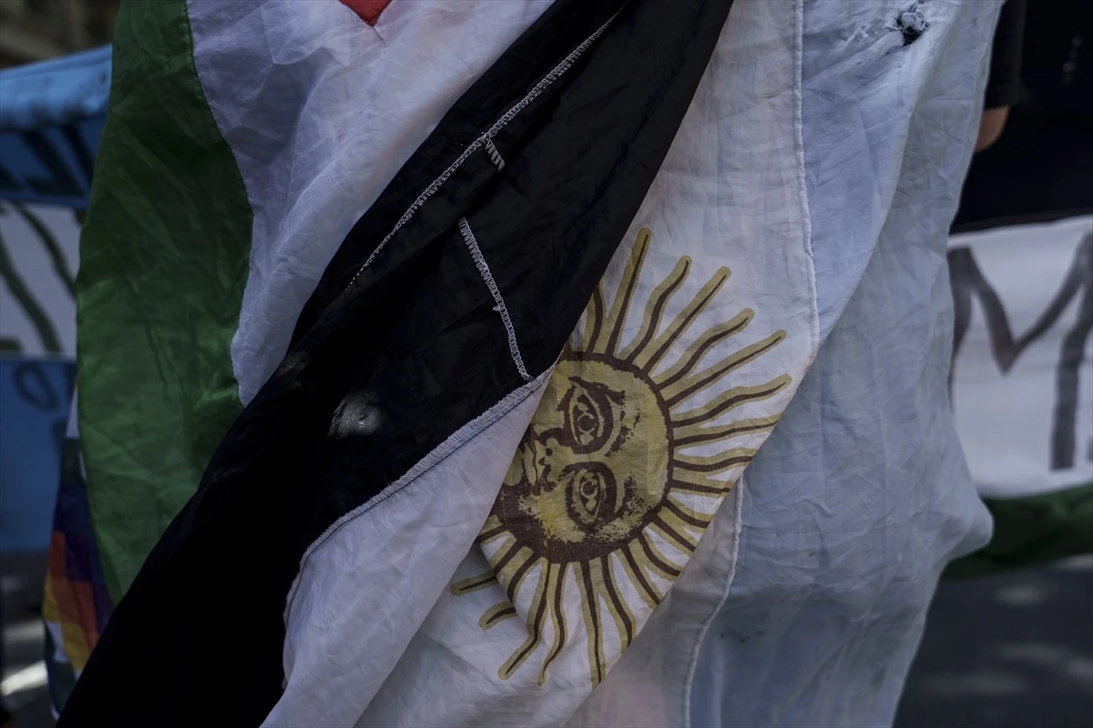 Arjantin\'de Yahudiler ve Filistinliler Ayrı Gösteriler Düzenledi