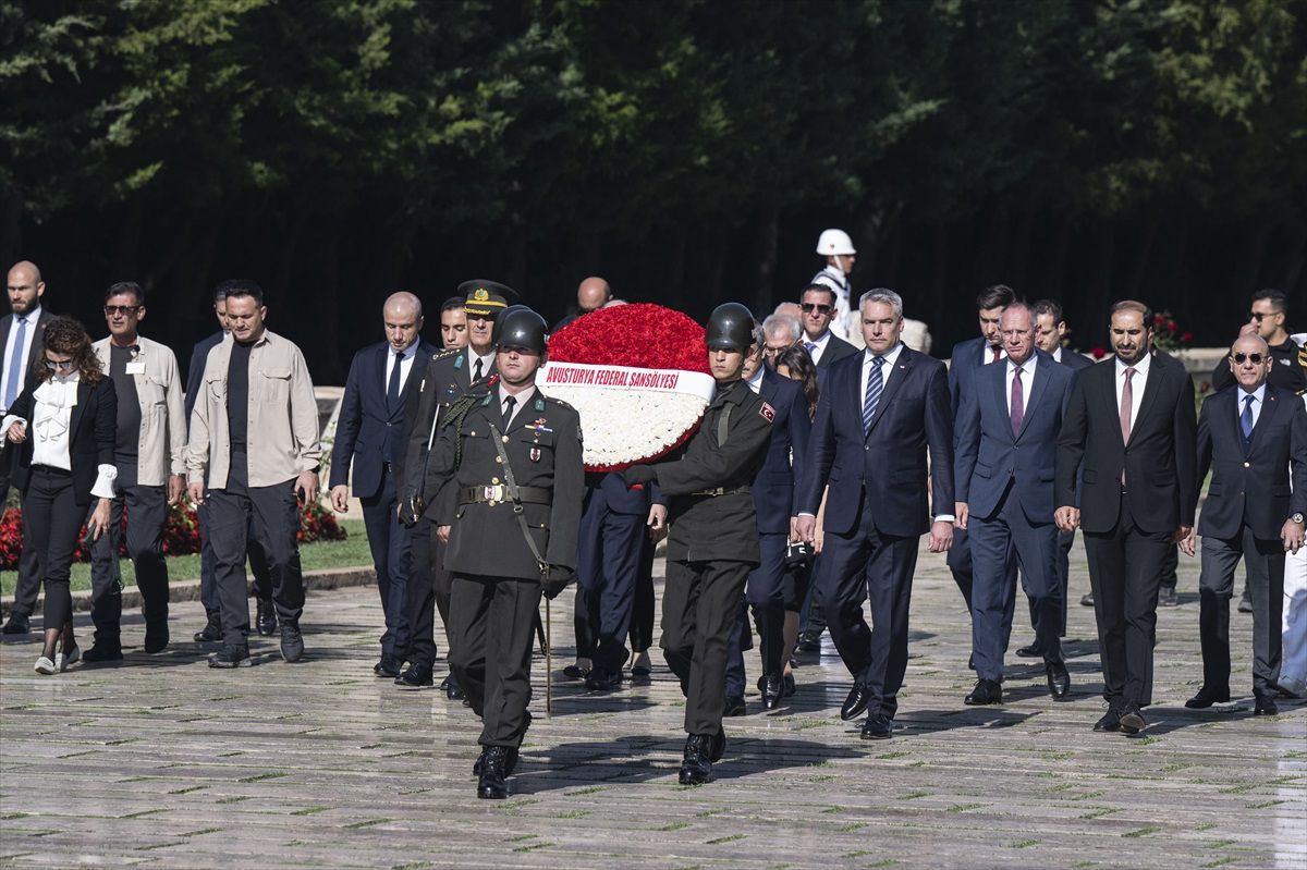 Avusturya Başbakanı Karl Nehammer, Anıtkabir\'e ziyarette bulundu