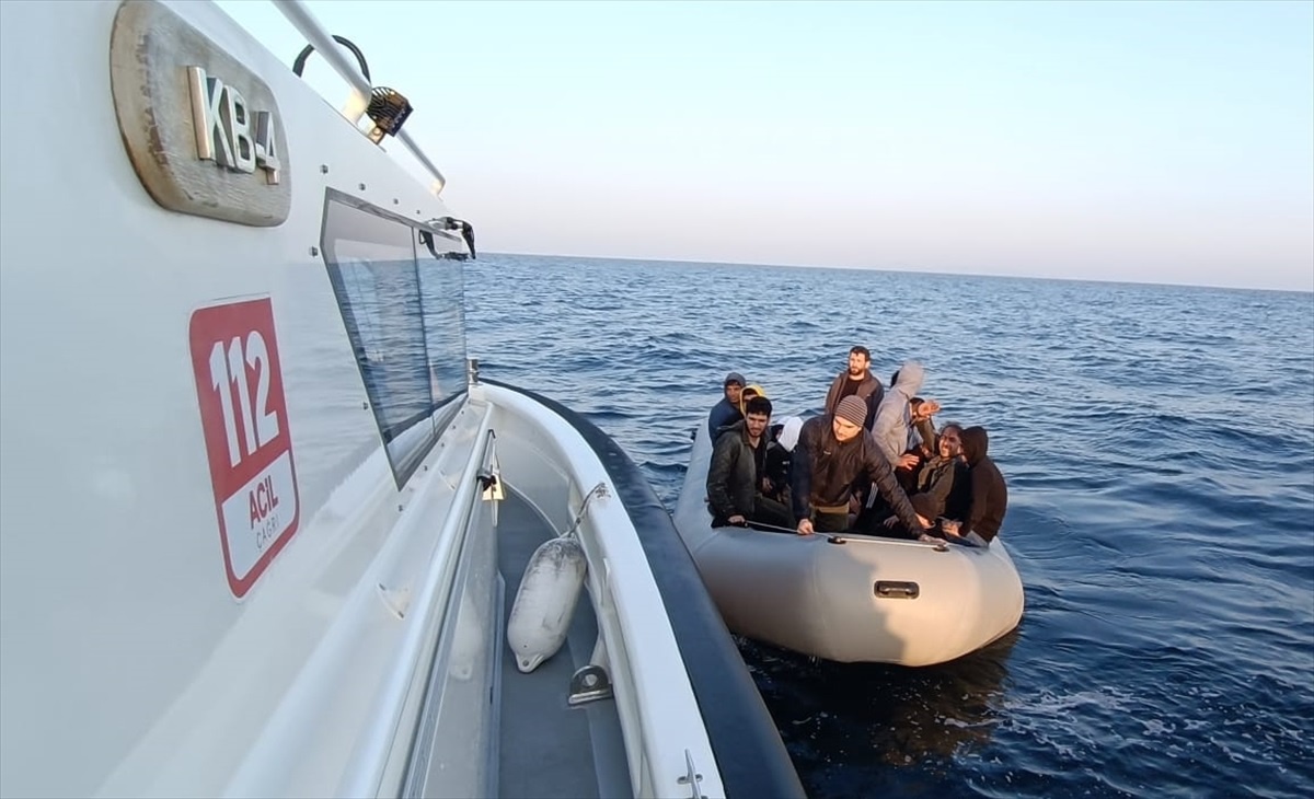 Aydın açıklarında Yunanistan unsurlarınca Türk kara sularına itilen 36 düzensiz göçmen kurtarıldı