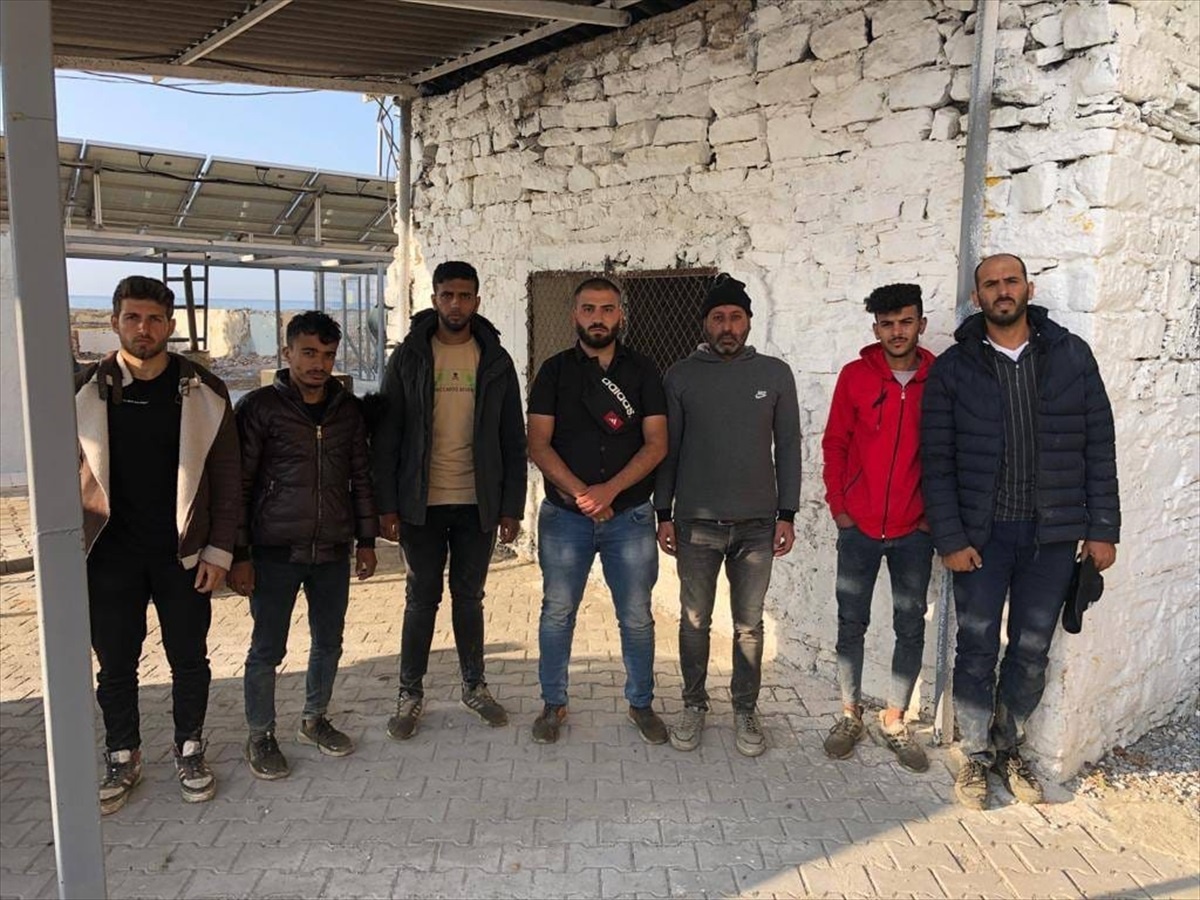 Aydın Söke\'de Pamuk Tarlasında 25 Düzensiz Göçmen Yakalandı
